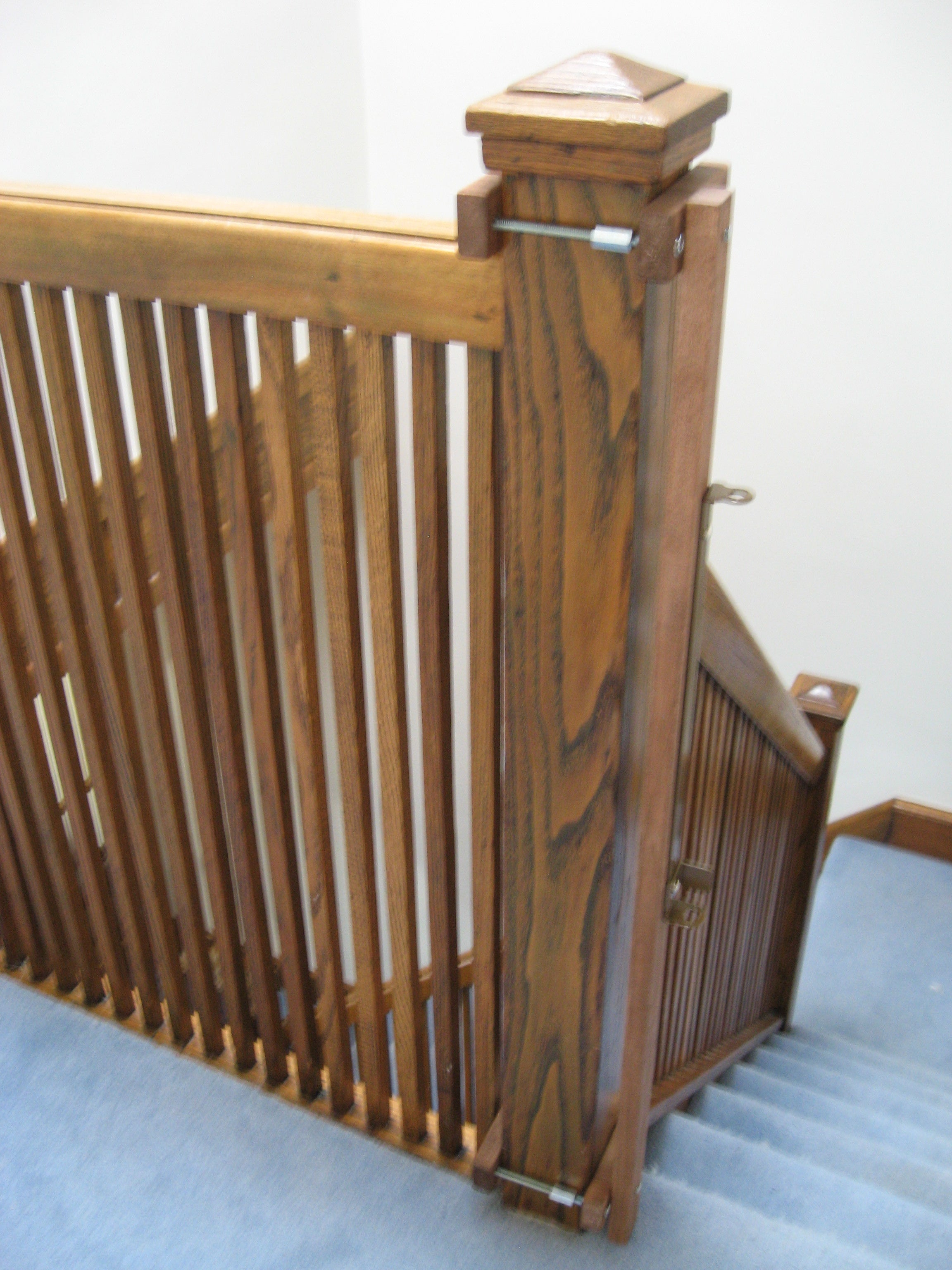 18.Top_of_Stairs_Narrow_Posts.JPG